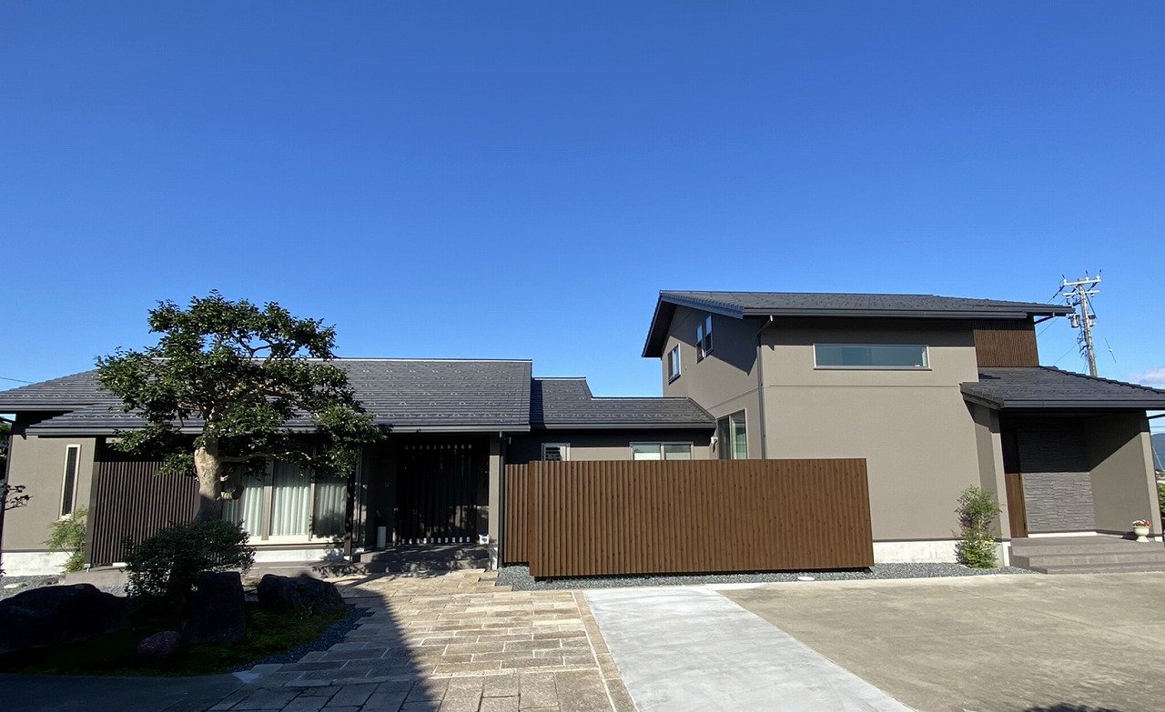 中庭を挟んで平屋建てと二階建てが表現する美しい水平ライン