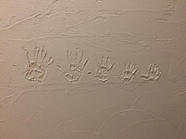 家族の手形を印した天然素材の塗り壁材Wallo