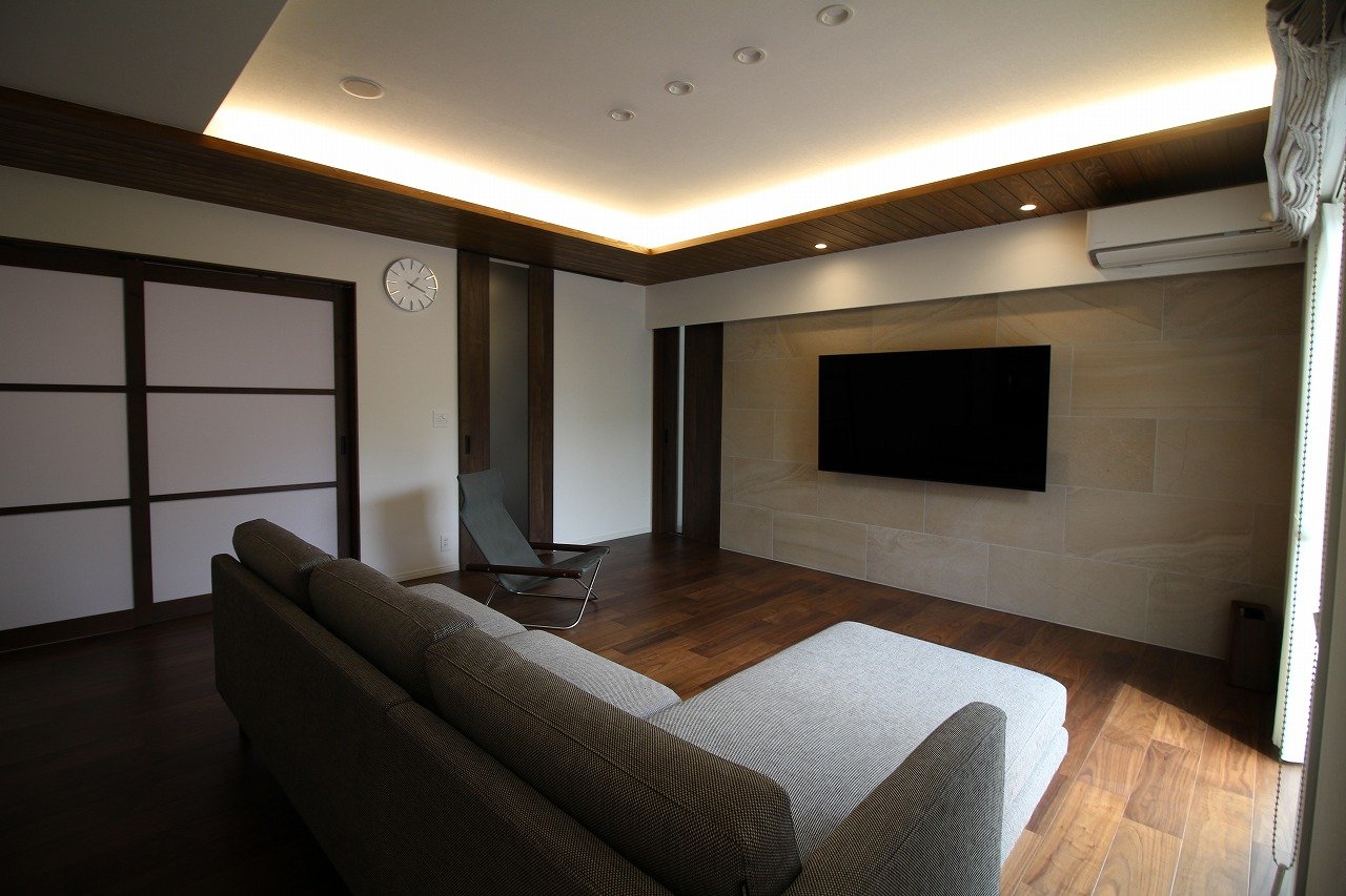 間接照明や壁掛けテレビがシンプルなリビングをひき立てる