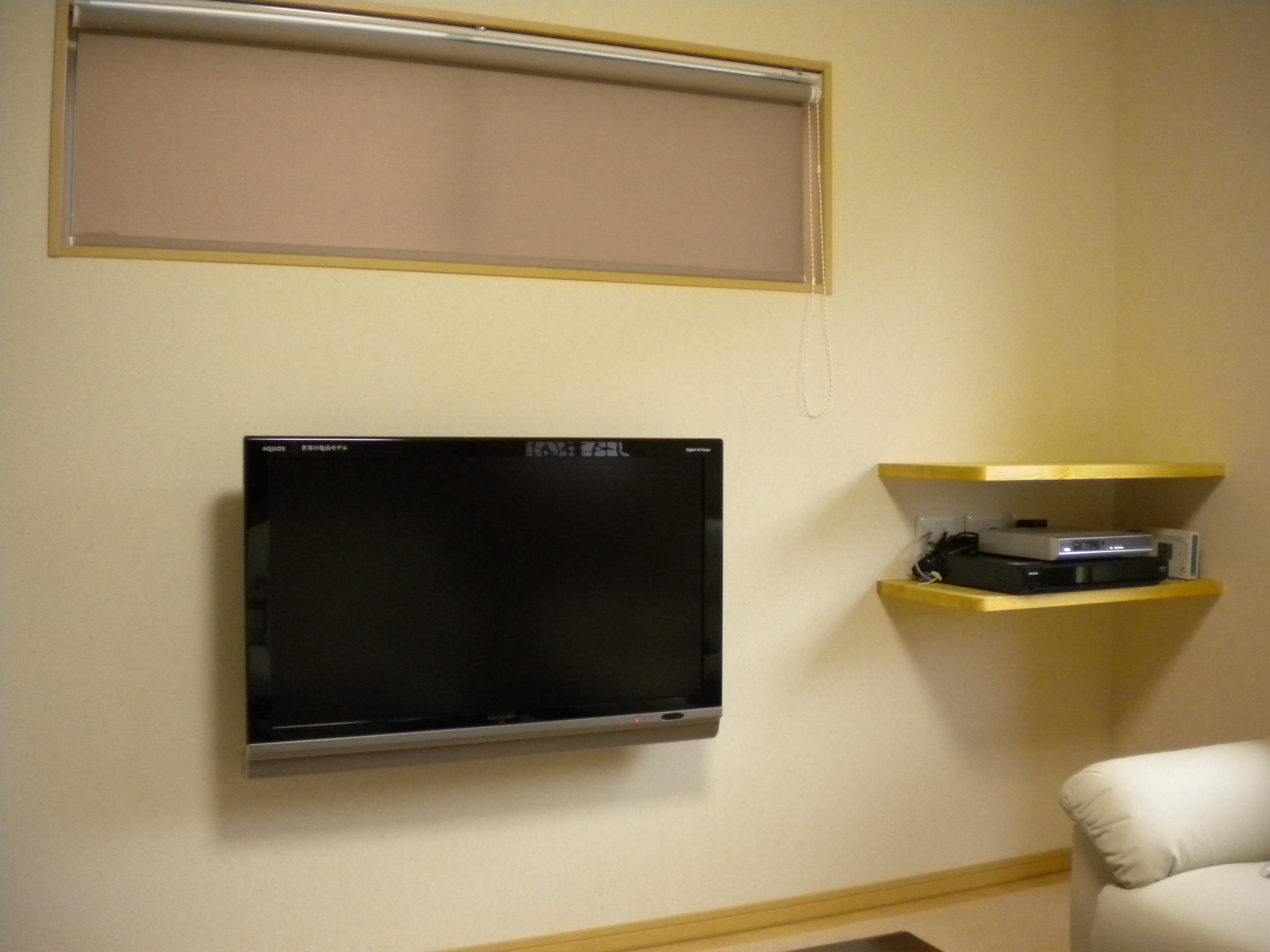 限られたスペースの中で少しでも広く使えるようにとテレビは壁掛けに